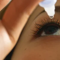 woman-putting-eye-drops